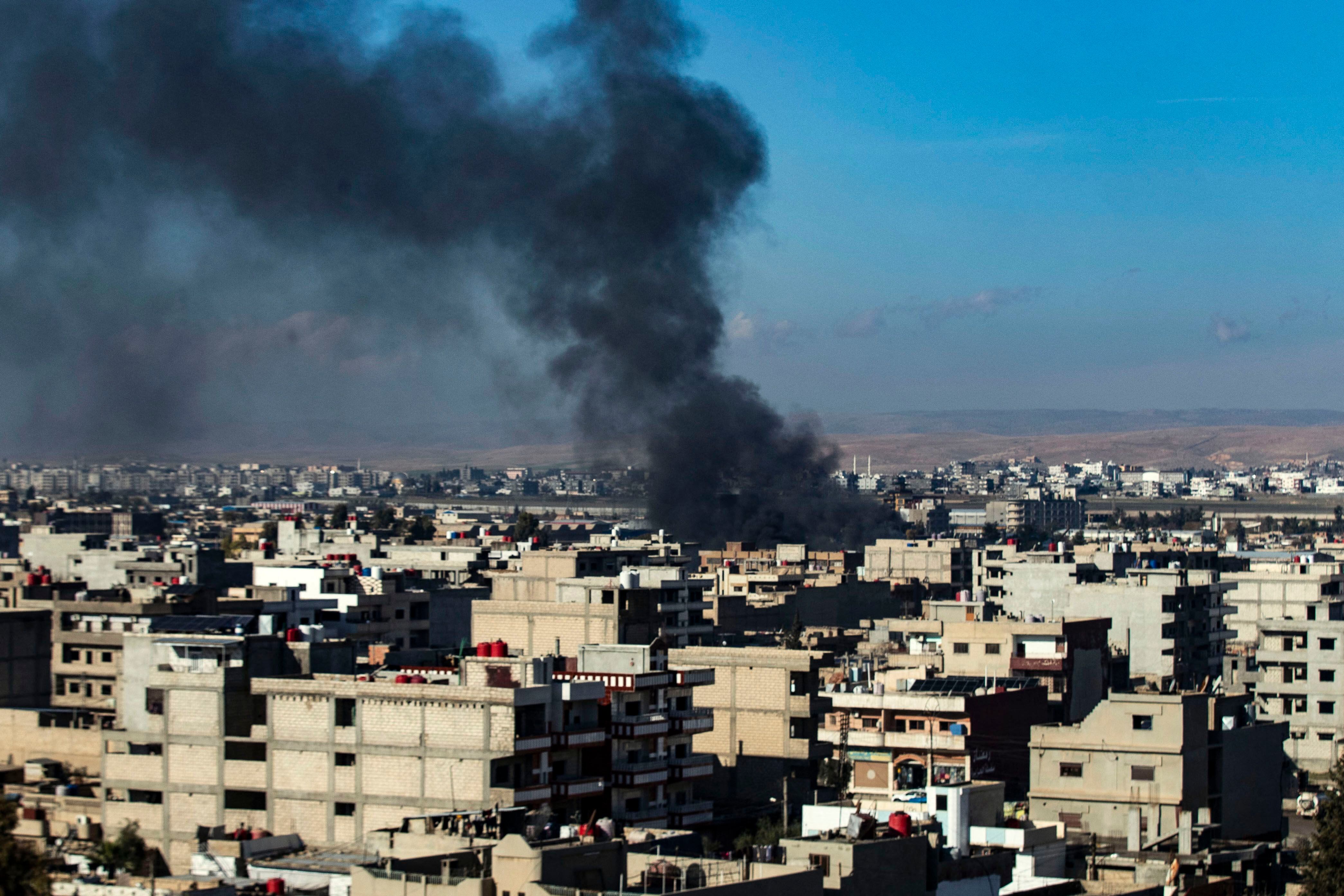 Columnas de humo negro en Qamishli, noreste de Siria, cerca de la frontera con Turquía. La guerra ha sido uno de los mayores motivos de conversación este año.