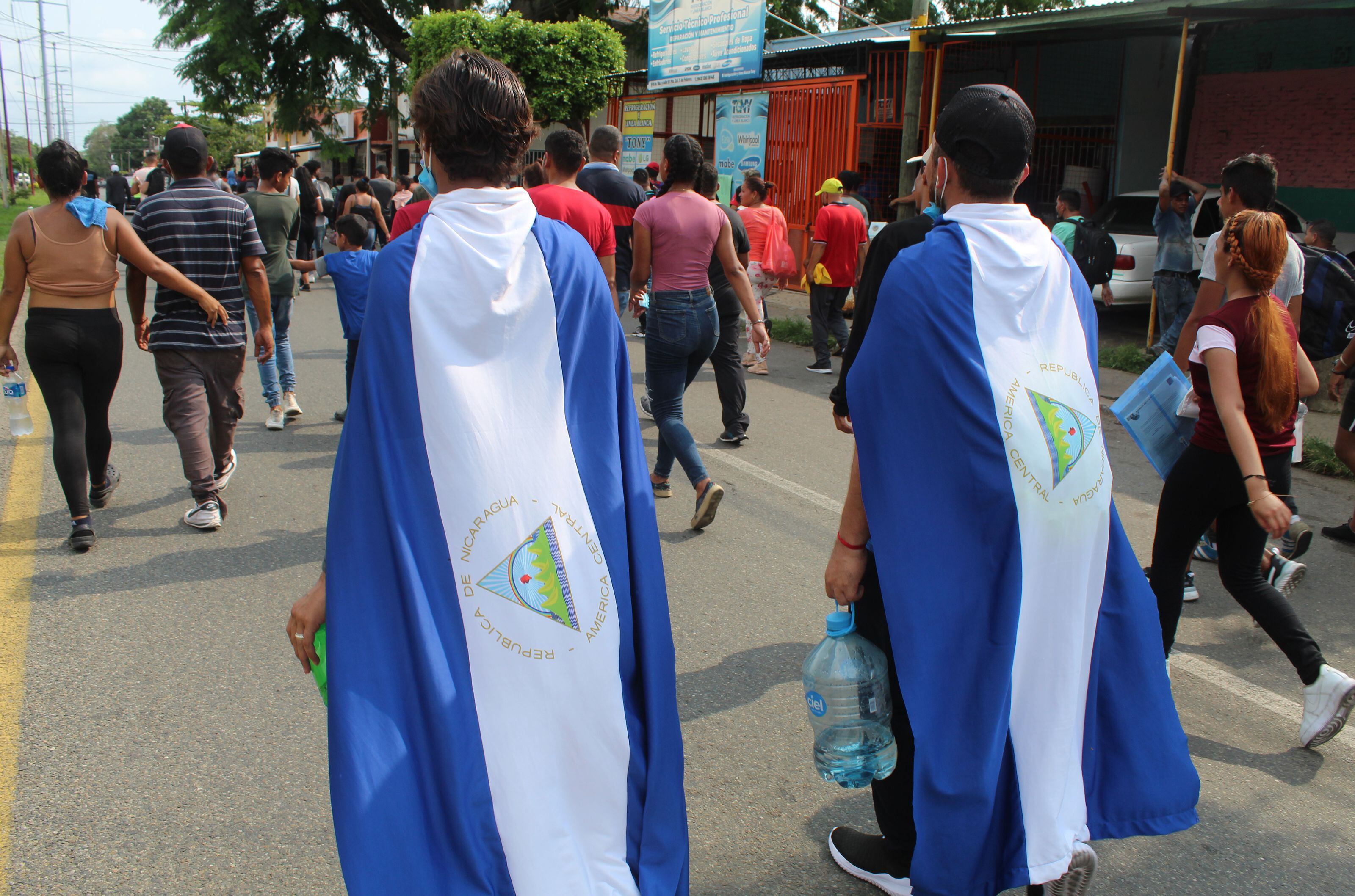 Un grupo de migrantes se moviliza para salir de la ciudad de Tapachula estado de Chiapas (México). EFE/Juan Manuel Blanco 