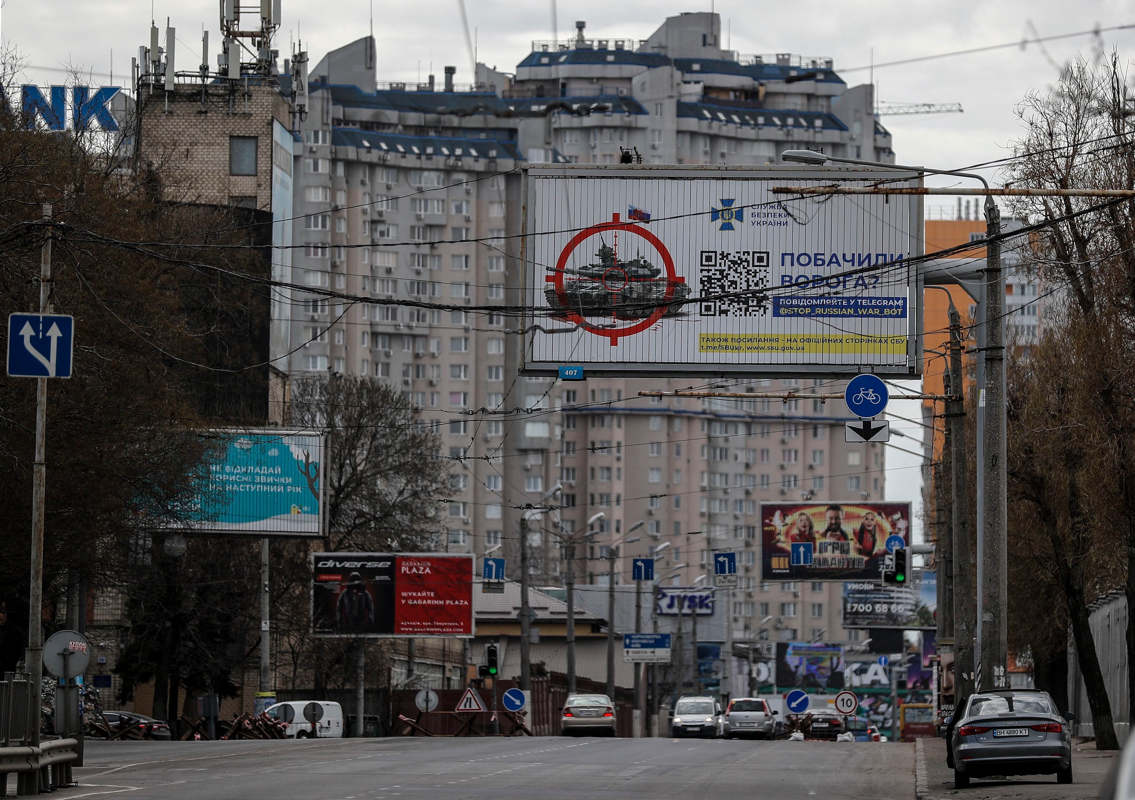 "¿Has visto al enemigo? Informa en Telegram" reza un cartel colocado en una calle de Odesa (Ucrania). Buscan animar a las tropas, apelan a la protección divina y quieren convencer a los militares rusos de que esta no es su contienda. EFE/Manuel Bruque 