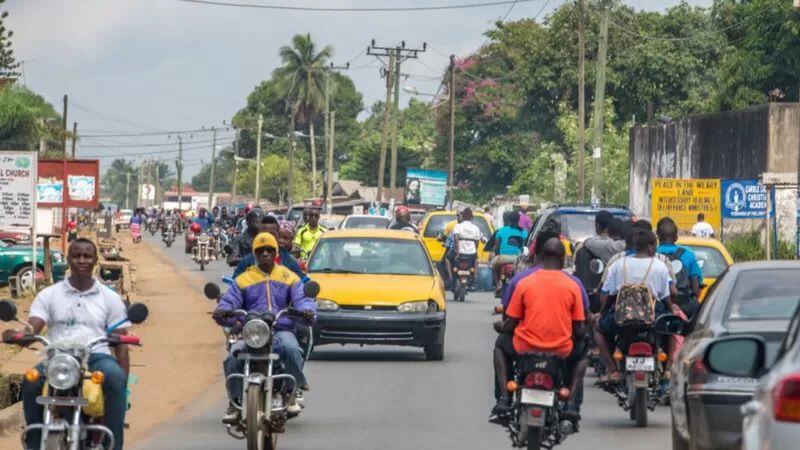 Los mototaxis son una manera usual para los jóvenes de ganar dinero en Liberia. GETTY IMAGES