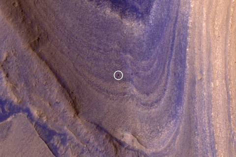 El rover Curiosity es captado en su ascensión del Monte Sharp en Marte