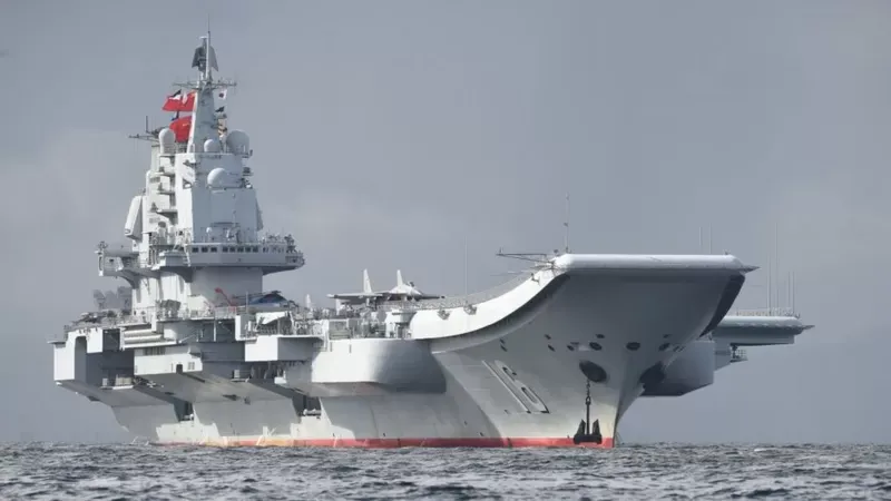 China tiene dos portaviones, el Liaoning y el Shandong, que navegaron a través del Estrecho de Taiwán en marzo. AFP