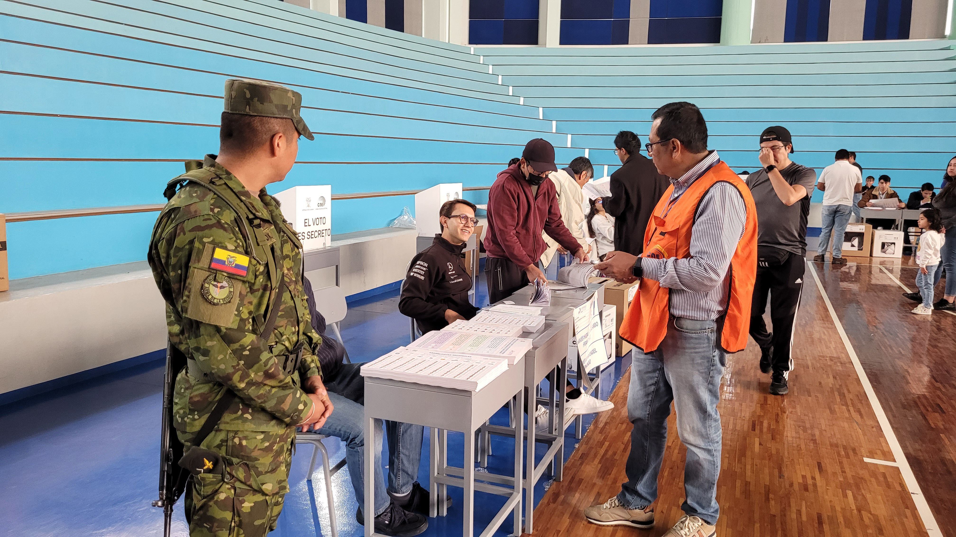 Los militares custodian la seguridad en los recintos electorales.