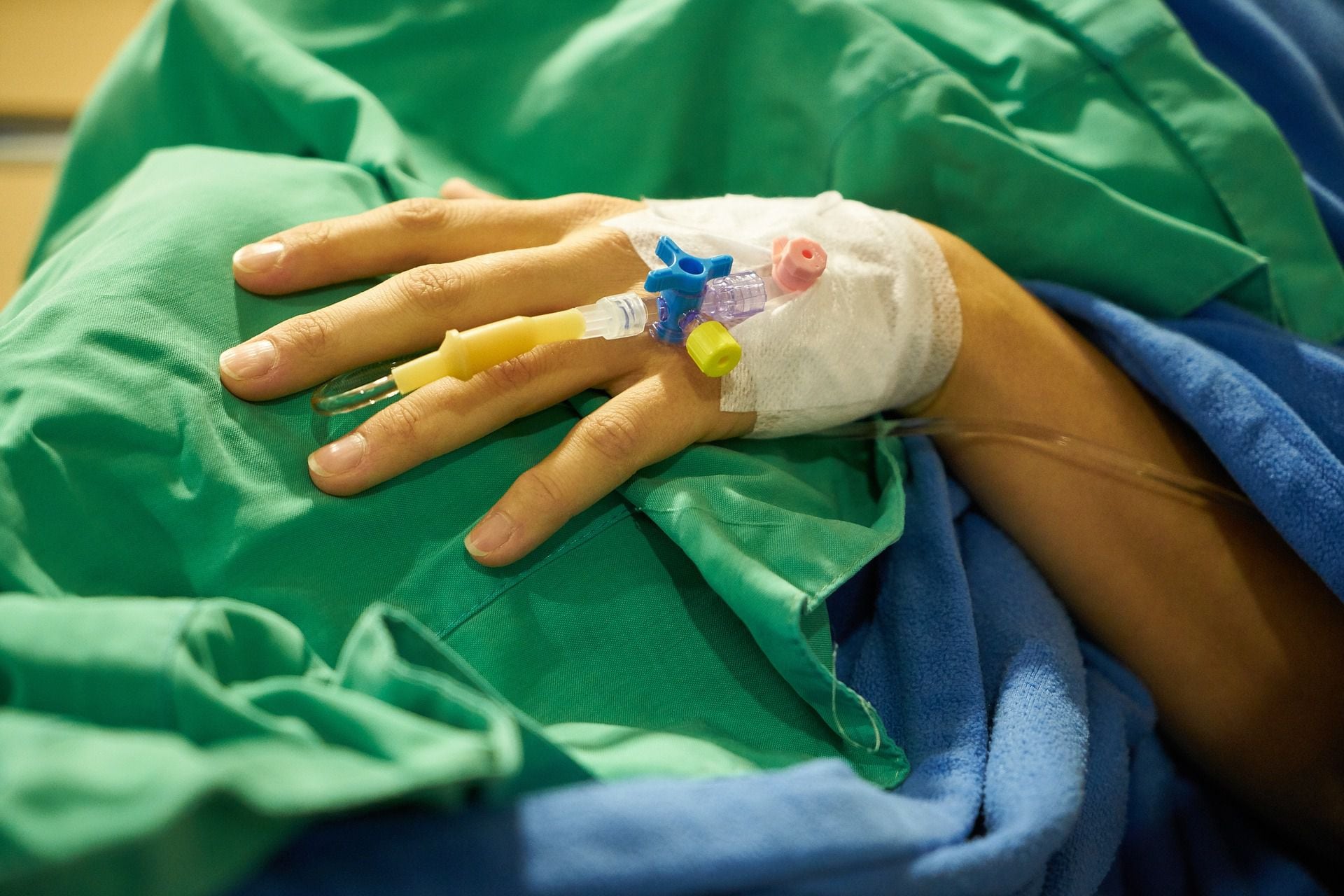 COVID-19: La OMS prevé ‘gran número’ de hospitalizaciones, aunque ómicron sea menos peligrosa