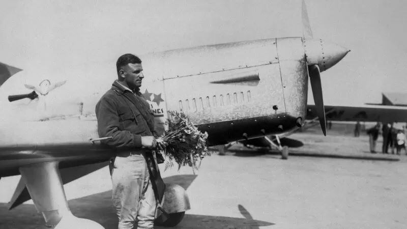 Cukurs delante del avión que construyó él mismo y con el que voló de Riga a Tokio en 1937. GETTY IMAGES