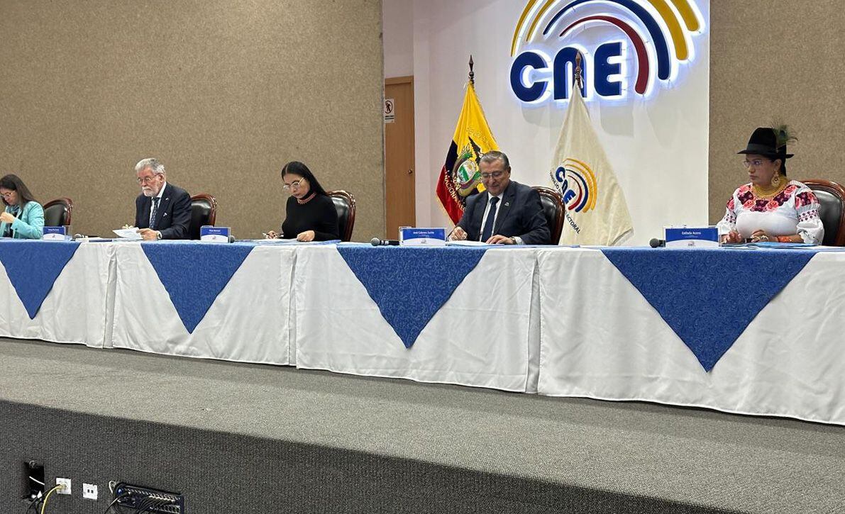El CNE informa que en las 24 provincias concluyó el procesamiento de actas de la consulta popular y referéndum 2024