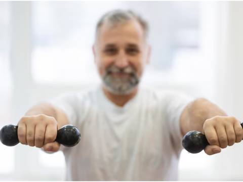 Cuatro sencillos ejercicios de fuerza que debes comenzar a practicar a los 40 años para poder cargar a tus nietos a los 80
