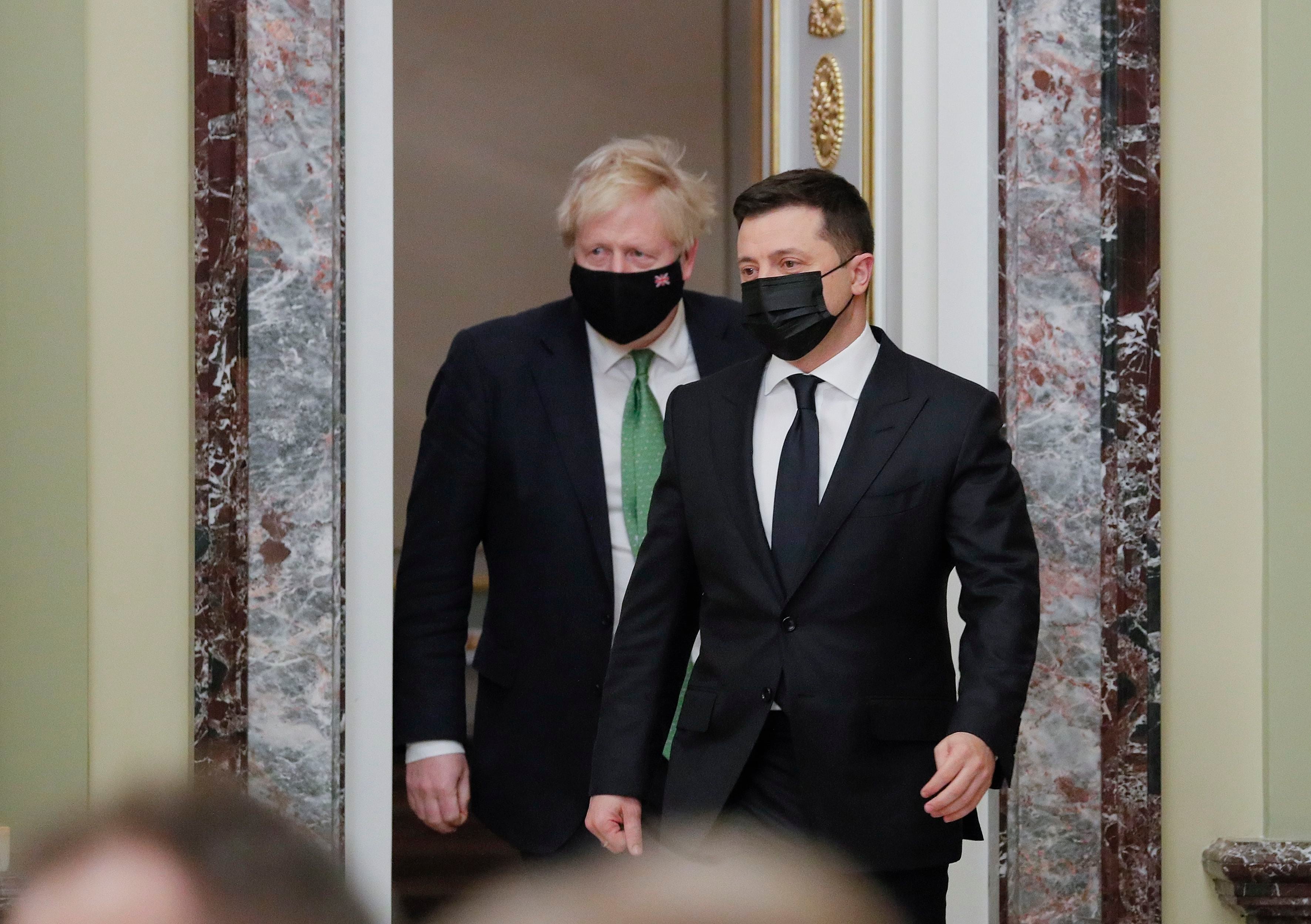 El primer ministro británico, Boris Johnson, (i) y el presidente ucraniano, Volodimir Zelenski, el pasado 1 de febrero en Kiev.