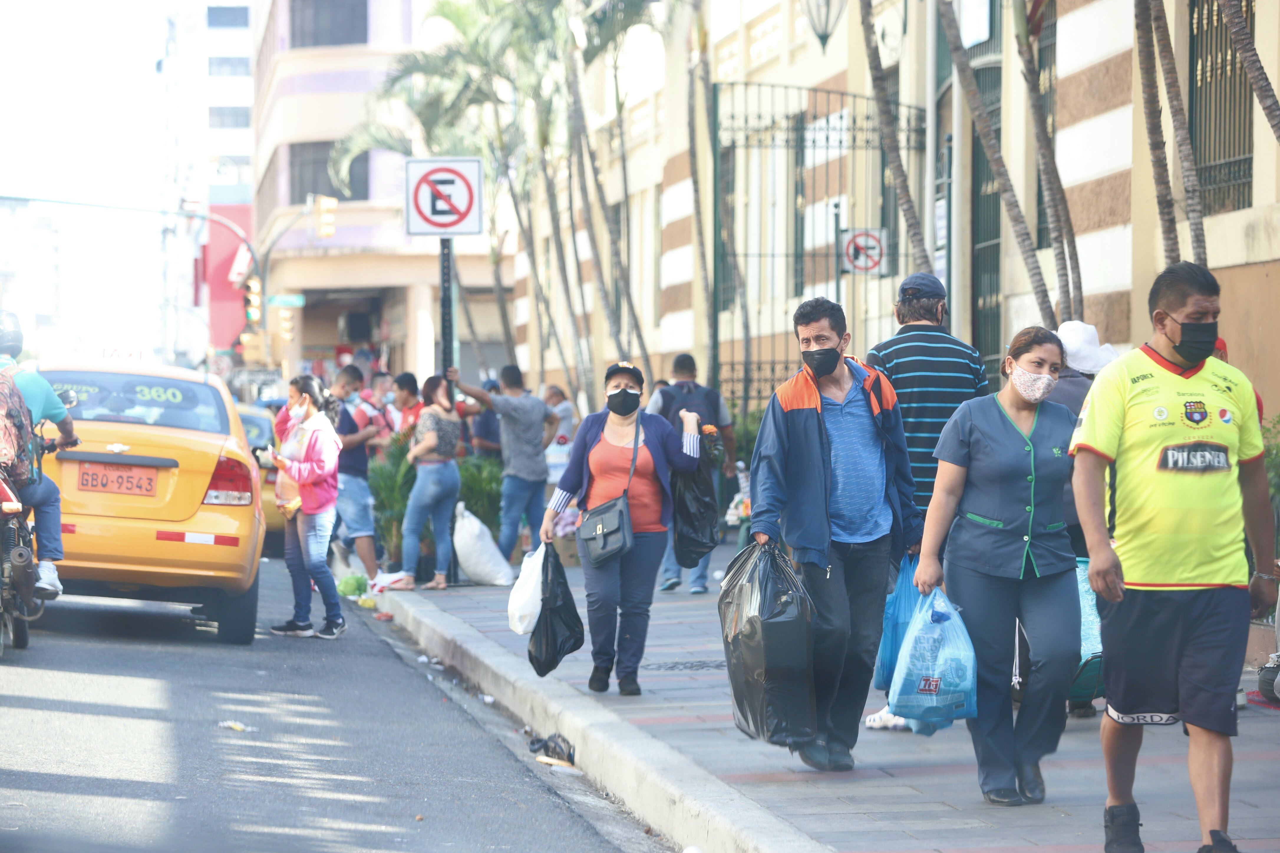 El movimiento no para en los exteriores y alrededores del Mercado Central, centro de Guayaquil. Foto: José Beltrán