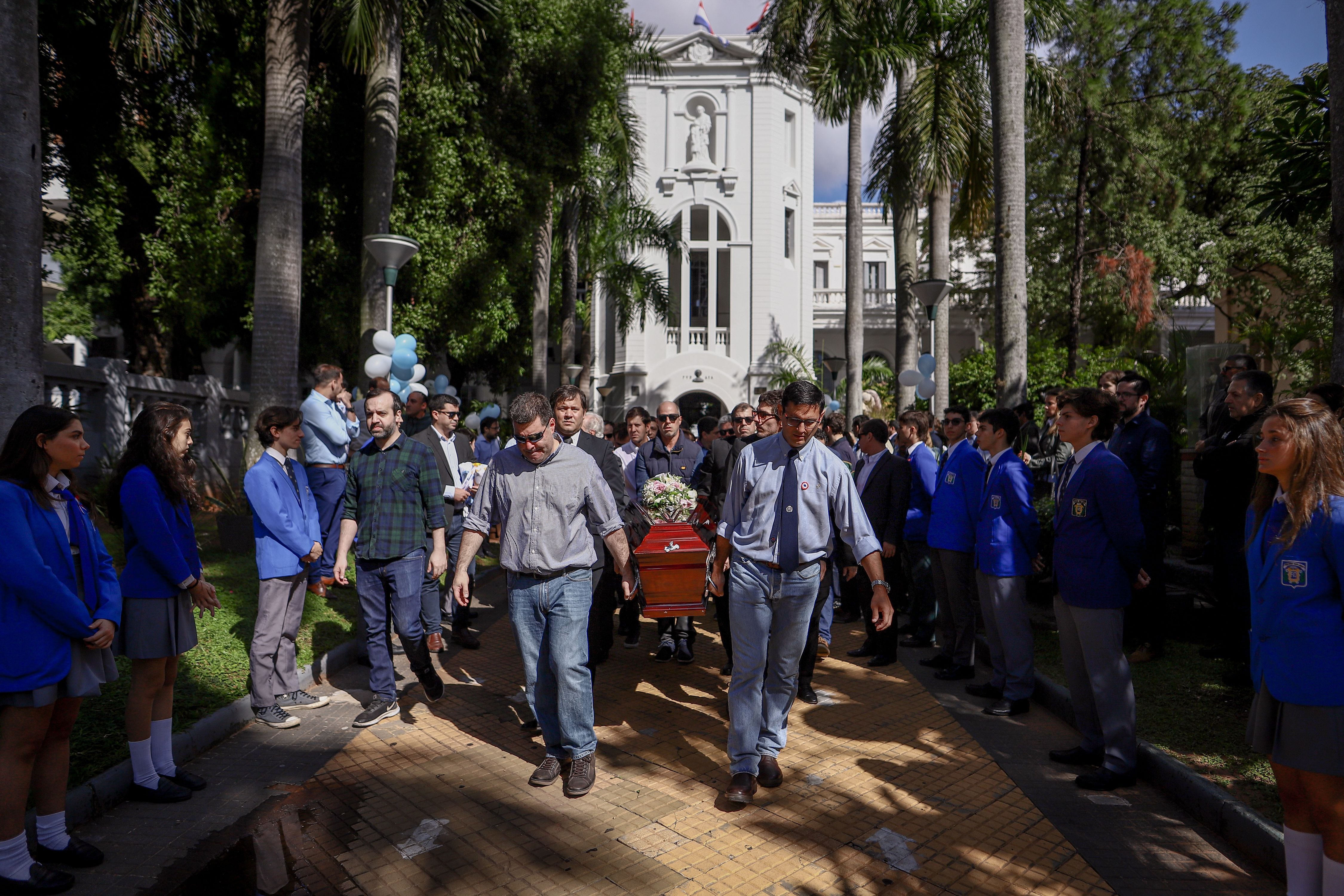 Excompañeros de colegio y familiares de Marcelo Pecci le rinden un homenaje en la Parroquia San José, en Asunción (Paraguay), este 15 de mayo de 2022. EFE/ Nathalia Aguilar 