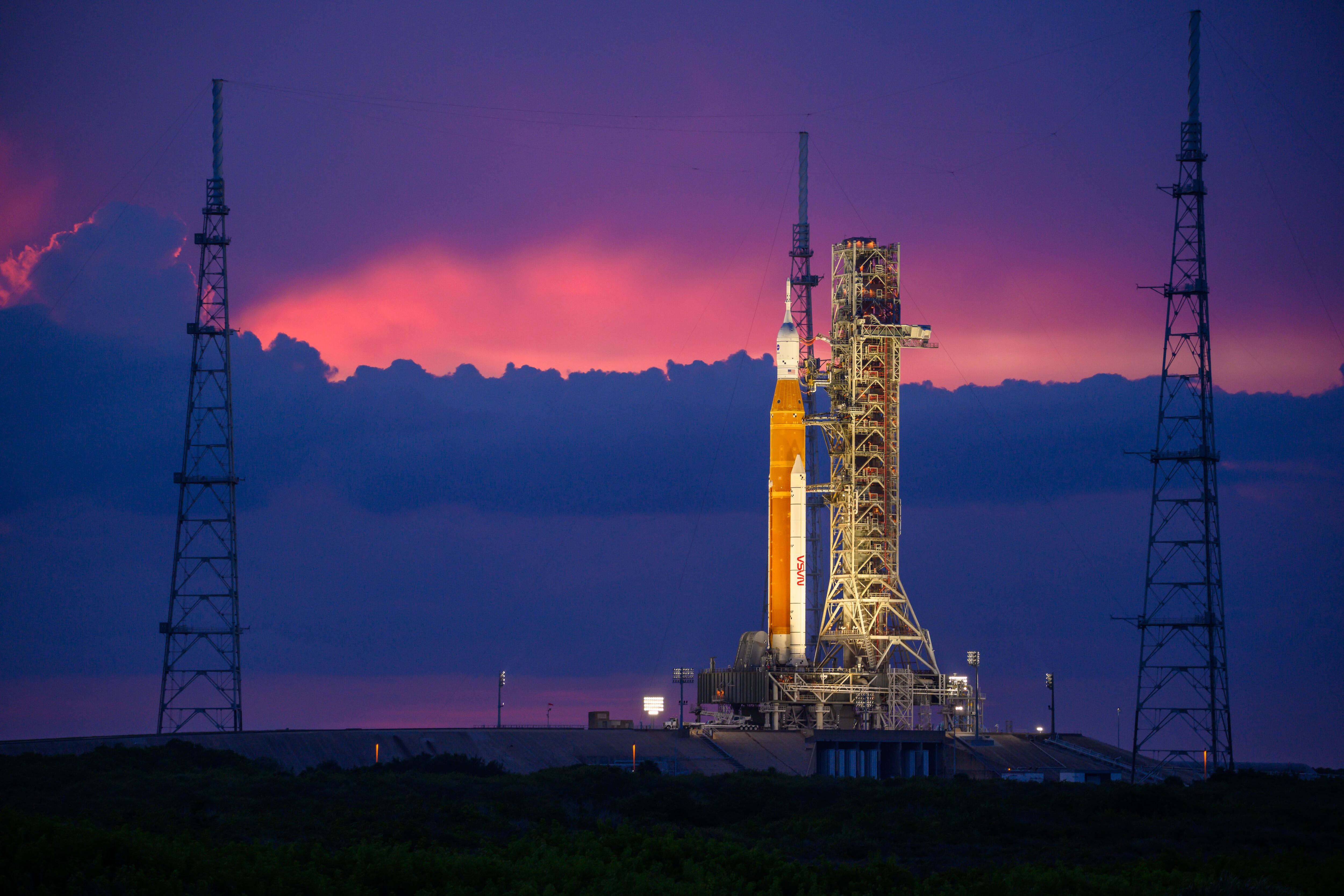 Fotografía del 30 de agosto cedida por la NASA donde se muestra el cohete del Sistema de Lanzamiento Espacial (SLS) con la nave espacial Orion a bordo mientras está encima del lanzador móvil en la plataforma de Lanzamiento 39B en el Centro Espacial Kennedy en Merritt Island, Florida (EE. UU.). EFE