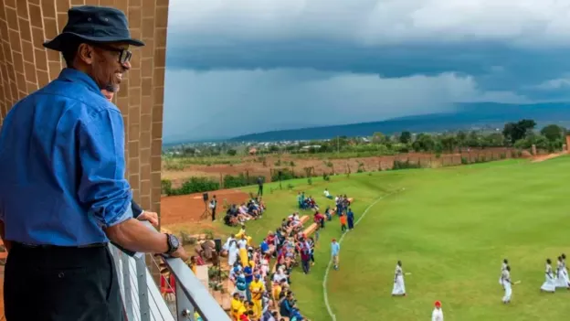 El presidente Paul Kagame visita el Gahanga Cricket Oval, durante su inauguración oficial, el 28 de octubre de 2017.