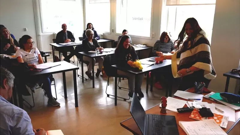 Las clases de islandés en un centro de idiomas cerca del centro de Reikiavik. En esta clase de español todos los estudiantes son venezolanos.