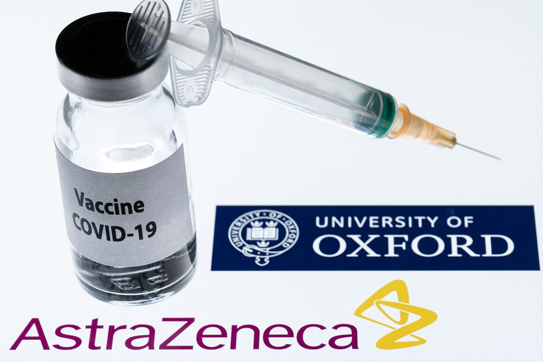 AstraZeneca trata de recuperar la confianza en su vacuna con nuevos datos, mientras la Unión Europea posterga el análisis de la rusa Sputnik V