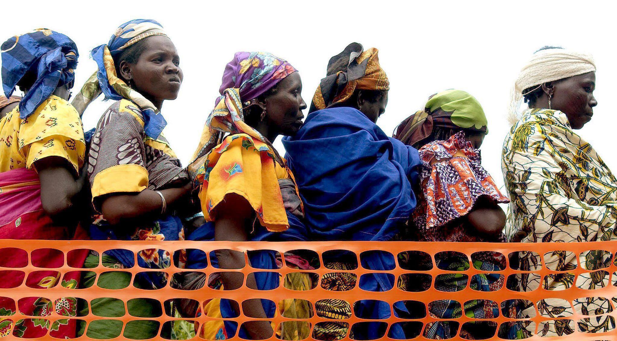 Mujeres esperan frente a la entrada principal del centro terapéutico de alimentación en Maradi, Niger, en foto de archivo. EFE/MARCEL METTELSIEFEN 