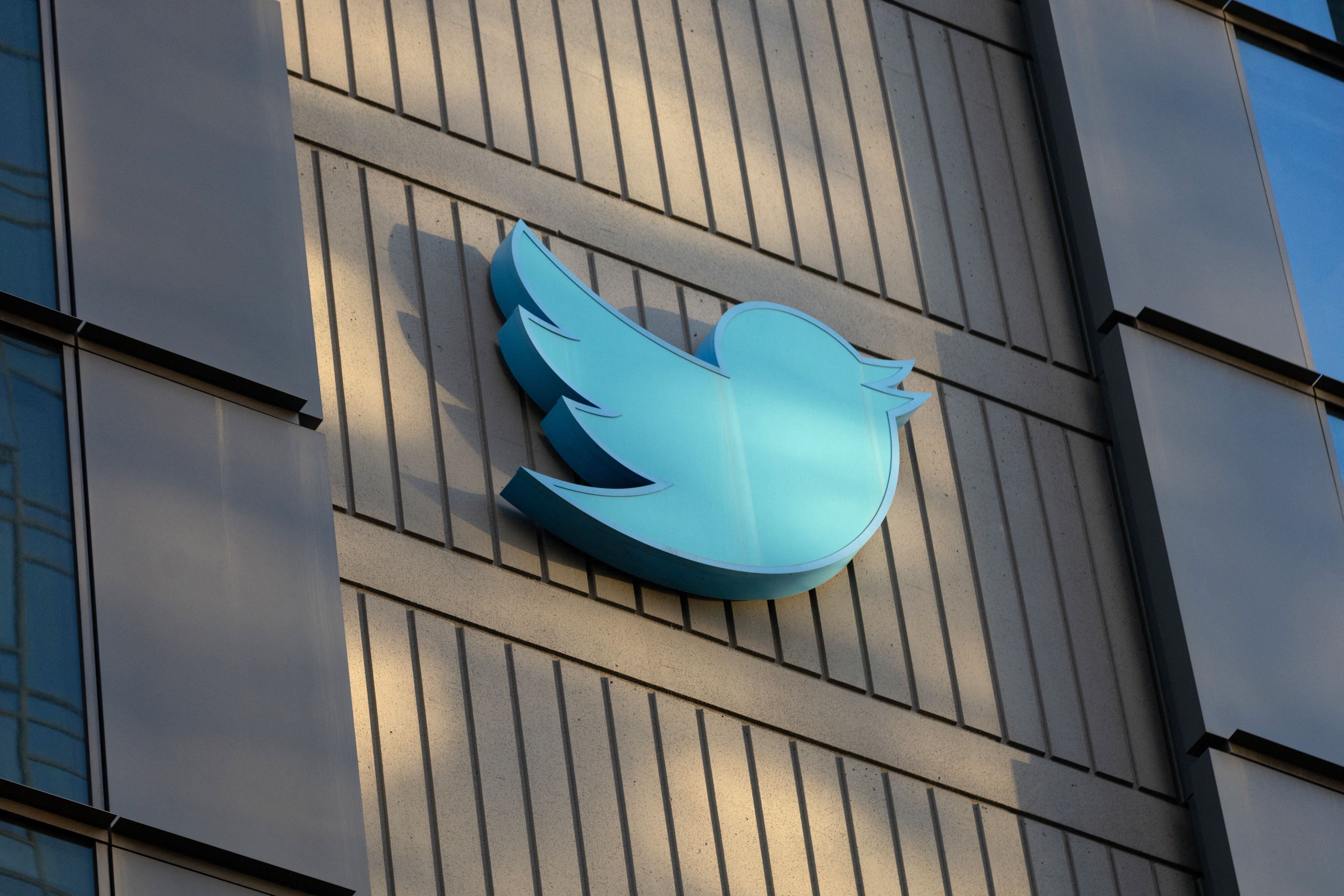 Logo de la compañía Twitter en San Francisco, California. La empresa anunció que desde este viernes empezará un plan de despidos masivos.