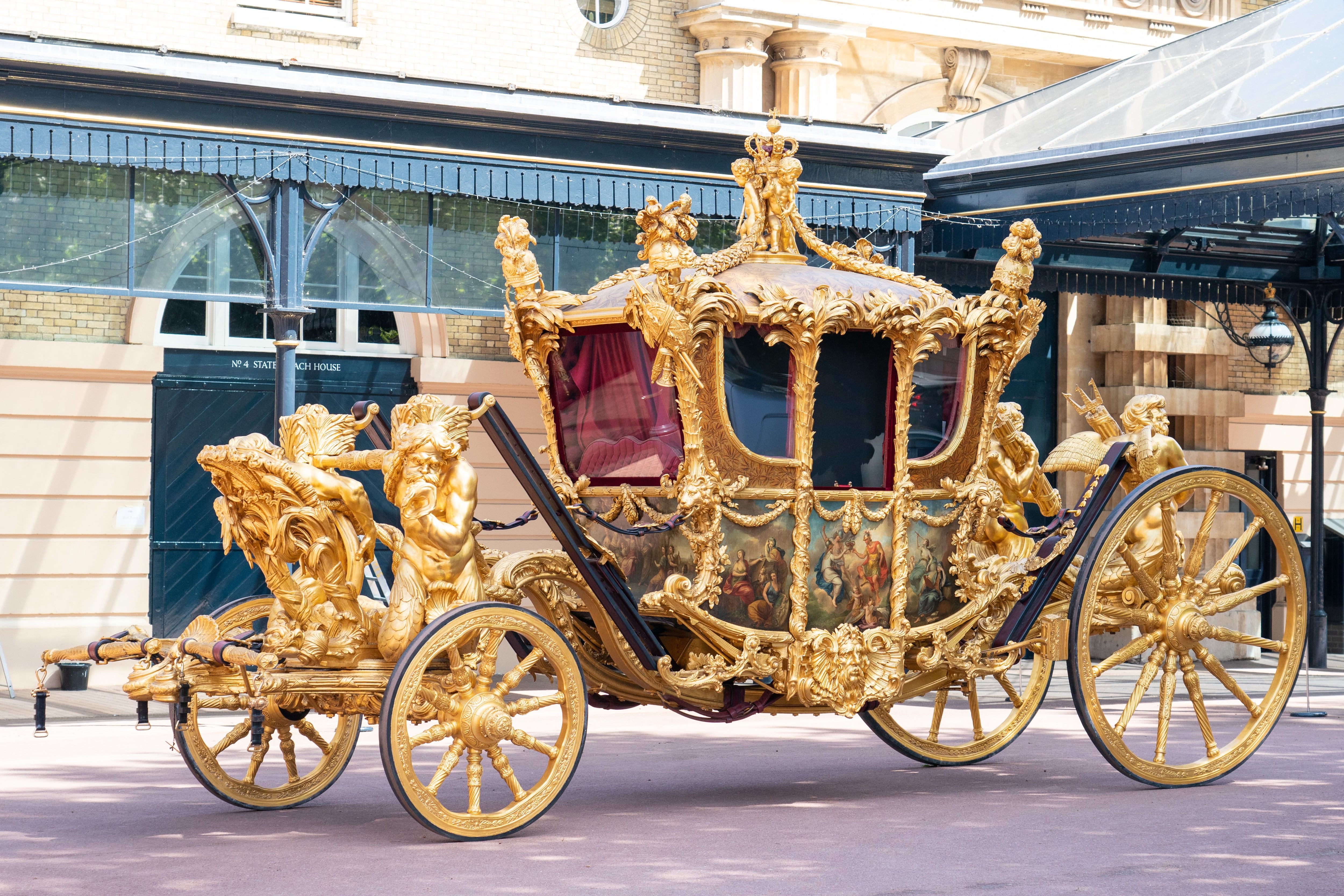 Estos son los dos carruajes que se utilizarán para la coronación del rey Carlos III