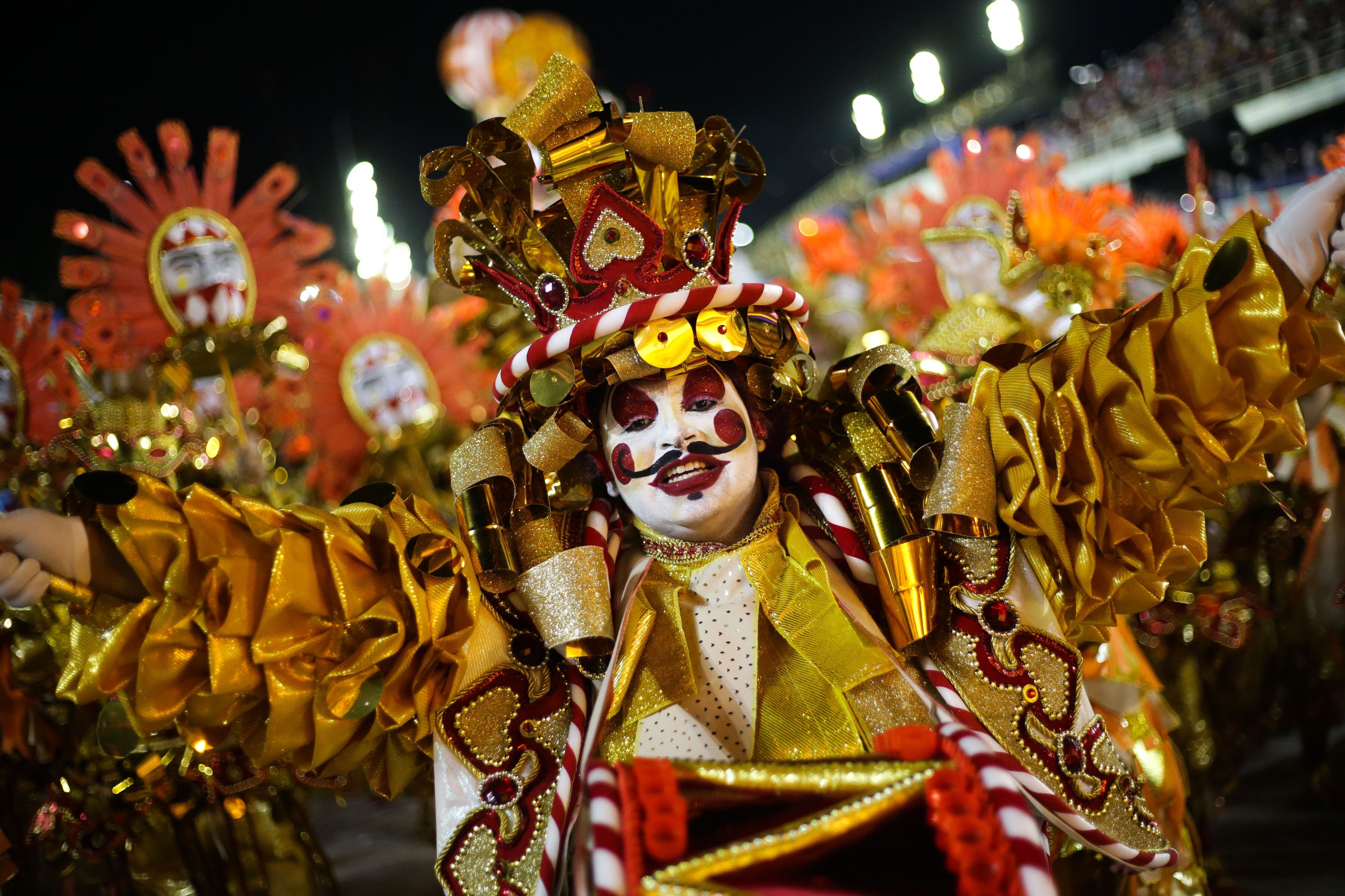 Miembros de la Escuela de Samba Unidos Do Viradouro desfilan este sábado en el Sambódromo de Río de Janeiro (Brasil). Este año el carnaval se realiza fuera de temporada en abril debido a la pandemia de covid-19 en Brasil. EFE/André Coelho 