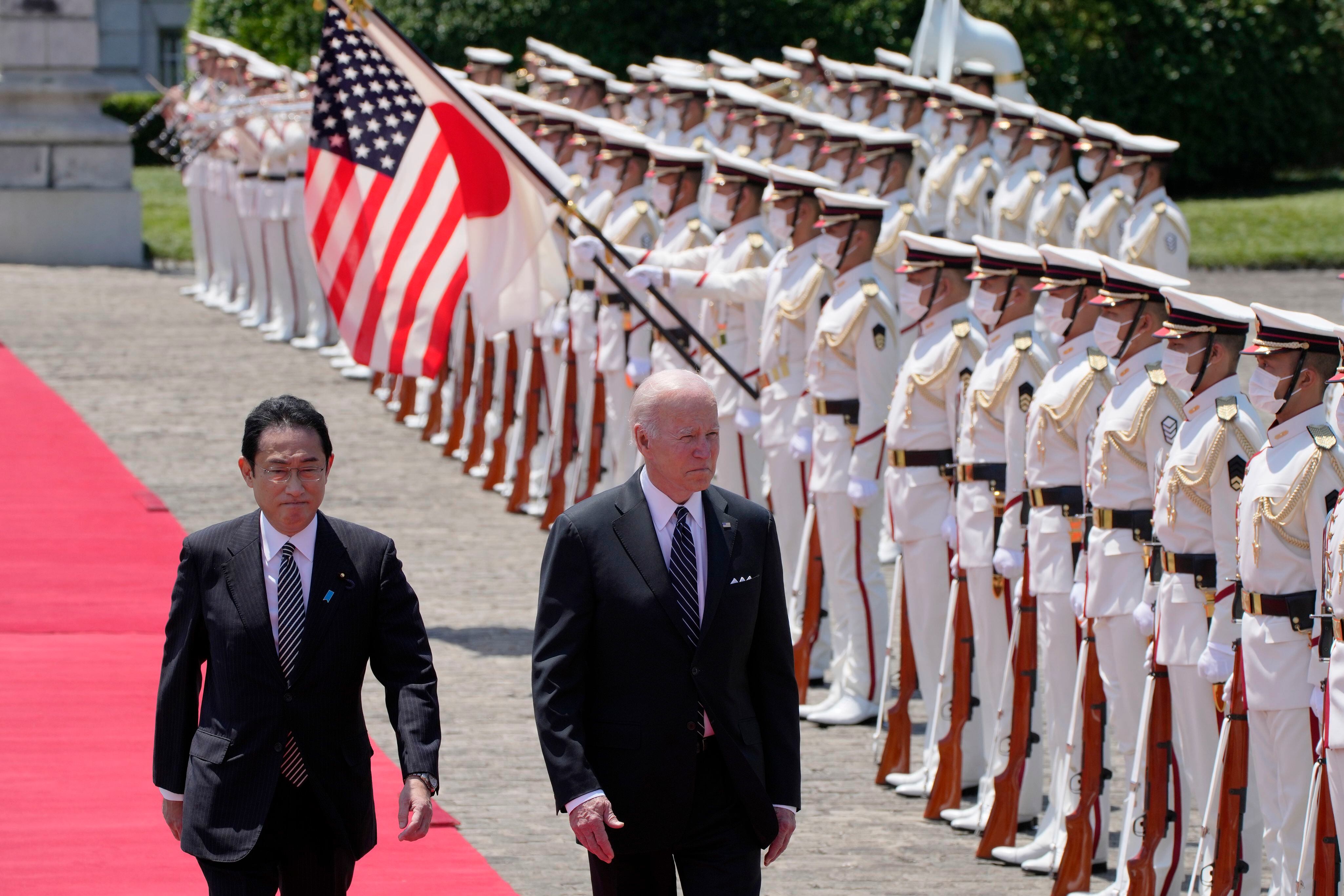 El presidente de EEUU, Joe Biden (d) y el primer ministro japonés, Fumio Kishida (i) pasan revista a la guardia de honor este lunes en Tokio. EFE/EPA/Eugene Hoshiko / POOL 