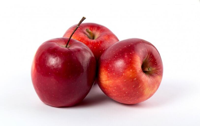 Los flavonoides y ácidos fenólicos presentes en la manzana inhiben las células cancerosas. Foto: Freepik