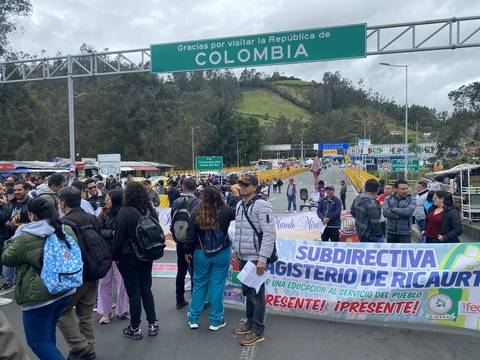 Protesta de docentes de Colombia bloqueó temporalmente puente Rumichaca