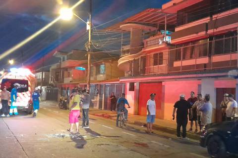 Vehículo se volcó en la av. Ernesto Albán, en el sur de Guayaquil