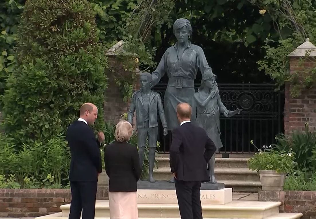 La estatua Diana de Gales, ¿por qué aparece con tres niños?