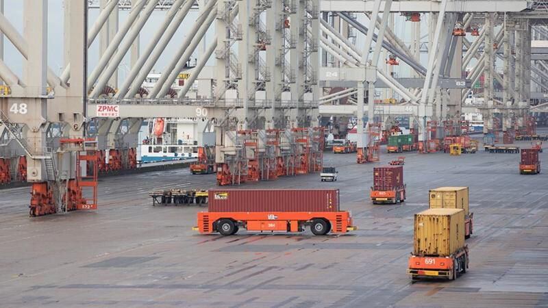 Robots trabajando juntos: en Róterdam, carros guiados mueven contenedores por el puerto