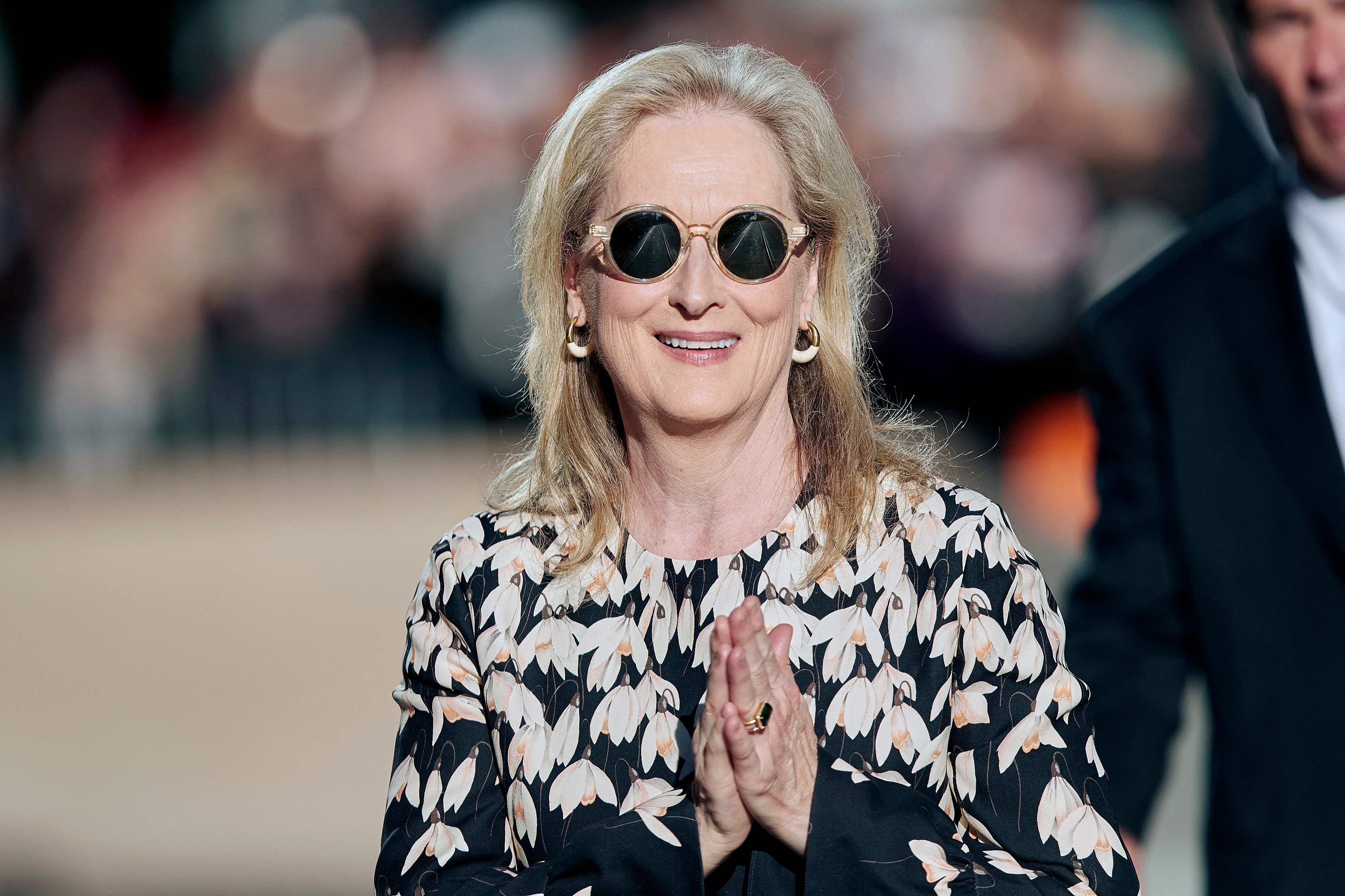 Meryl Streep es una de las celebridades que ha adoptado a las canas en su look diario. (Photo by Geoff Robins / AFP)
