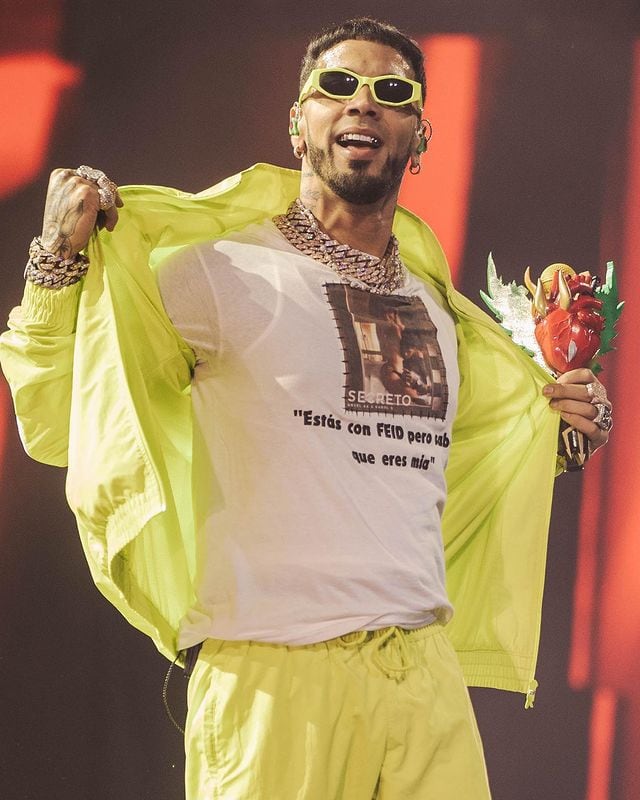 Anuel AA con camiseta de Karol G