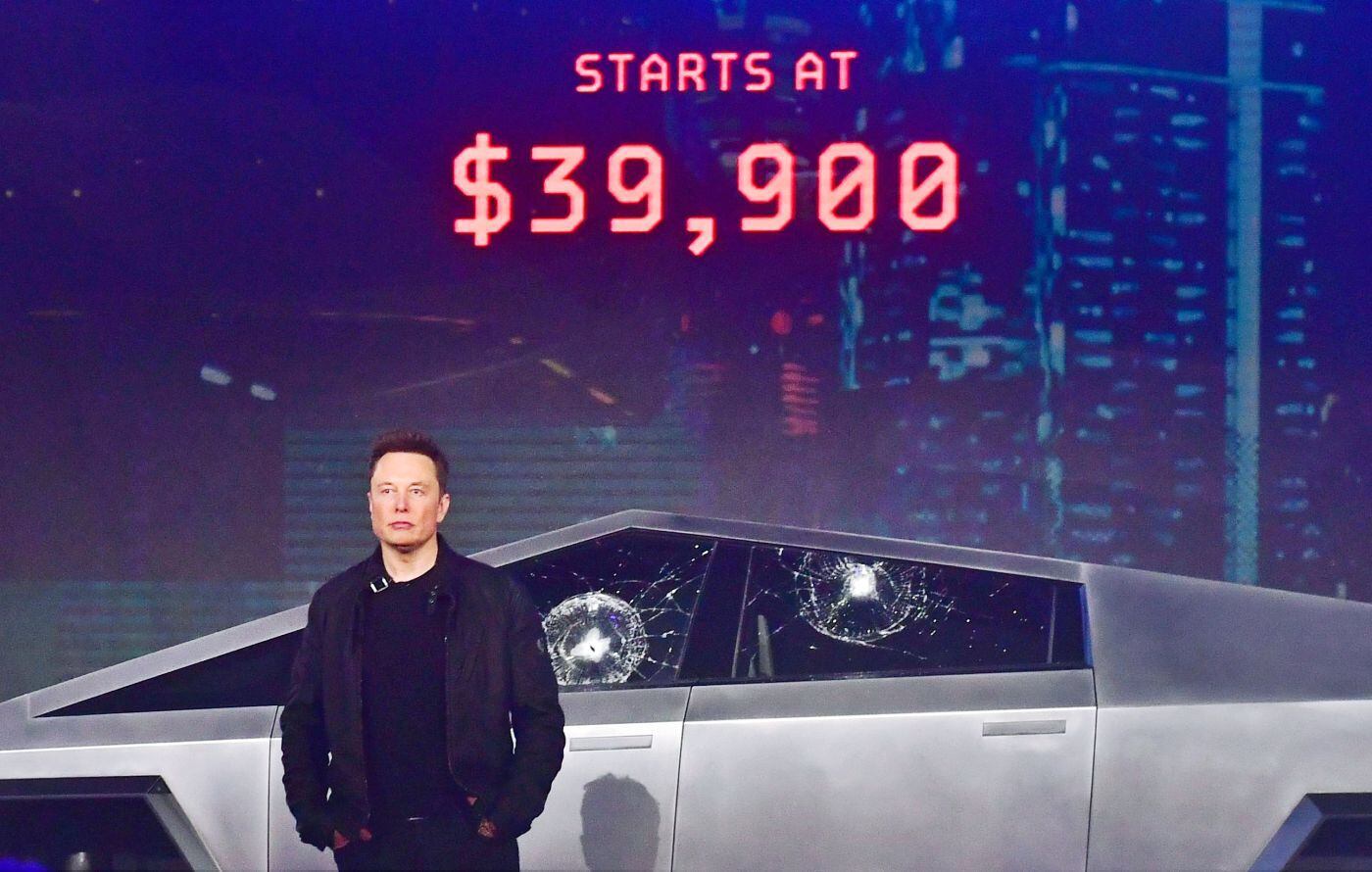 Hawthorne, Estados Unidos.- Elon Musk, cofundador de Tesla, junto a la Cybertruck (AFP)