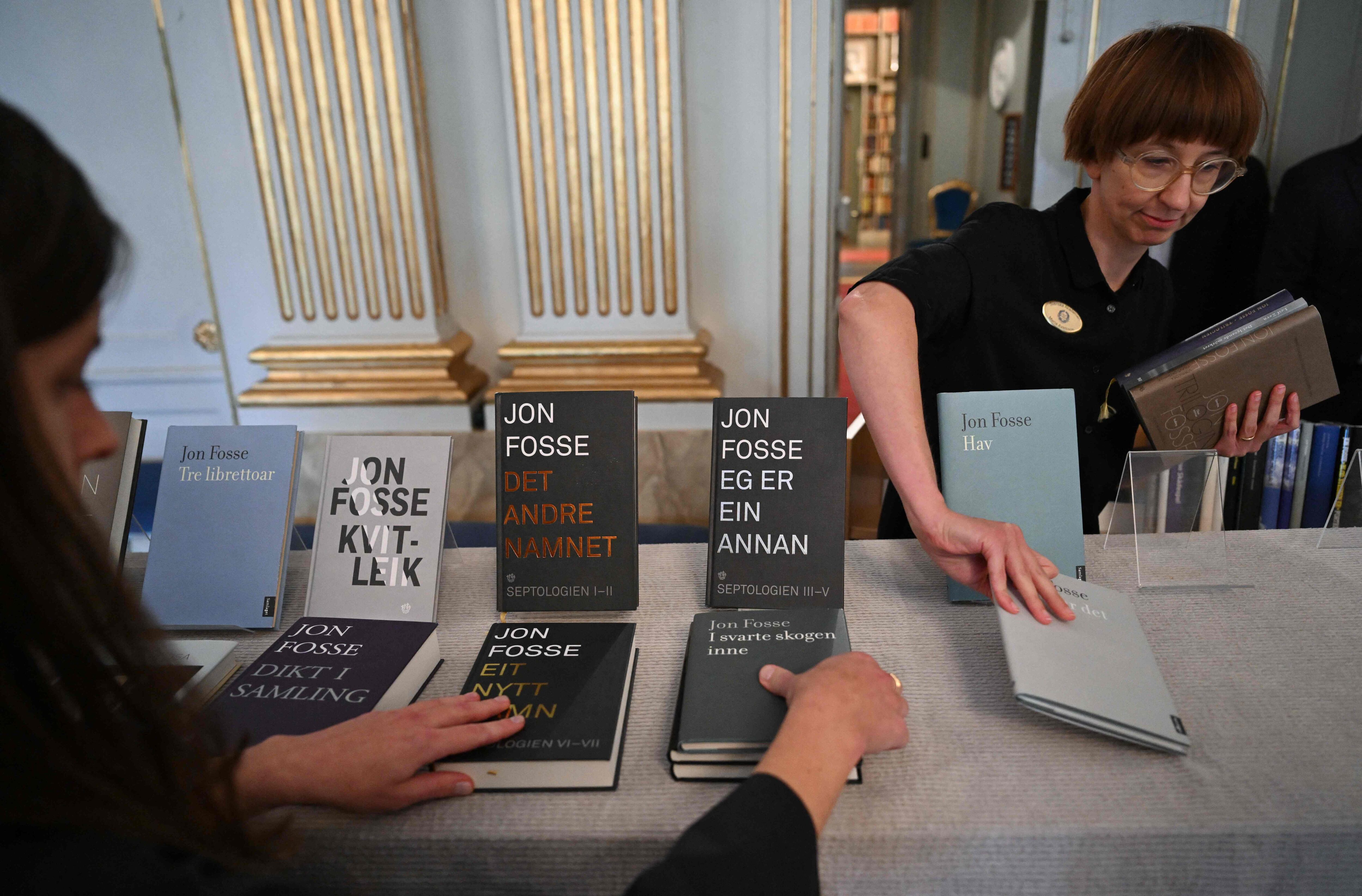 Los libros del autor noruego Jon Fosse se exhiben después del anuncio de los ganadores del Premio Nobel de Literatura 2023 en la Academia Sueca de Estocolmo el 5 de octubre de 2023.
 (Photo by Jonathan NACKSTRAND / AFP)

