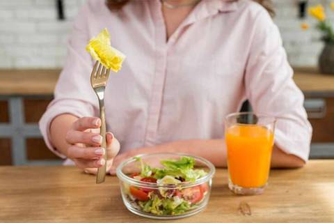 Estos son los alimentos que pueden ayudar a regular la glucosa durante la menopausia y disminuir los sofocos