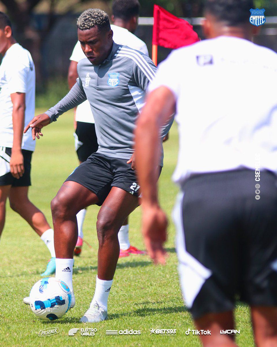 Marcos Caicedo vuelve a los entrenamientos de Emelec con sus compañeros