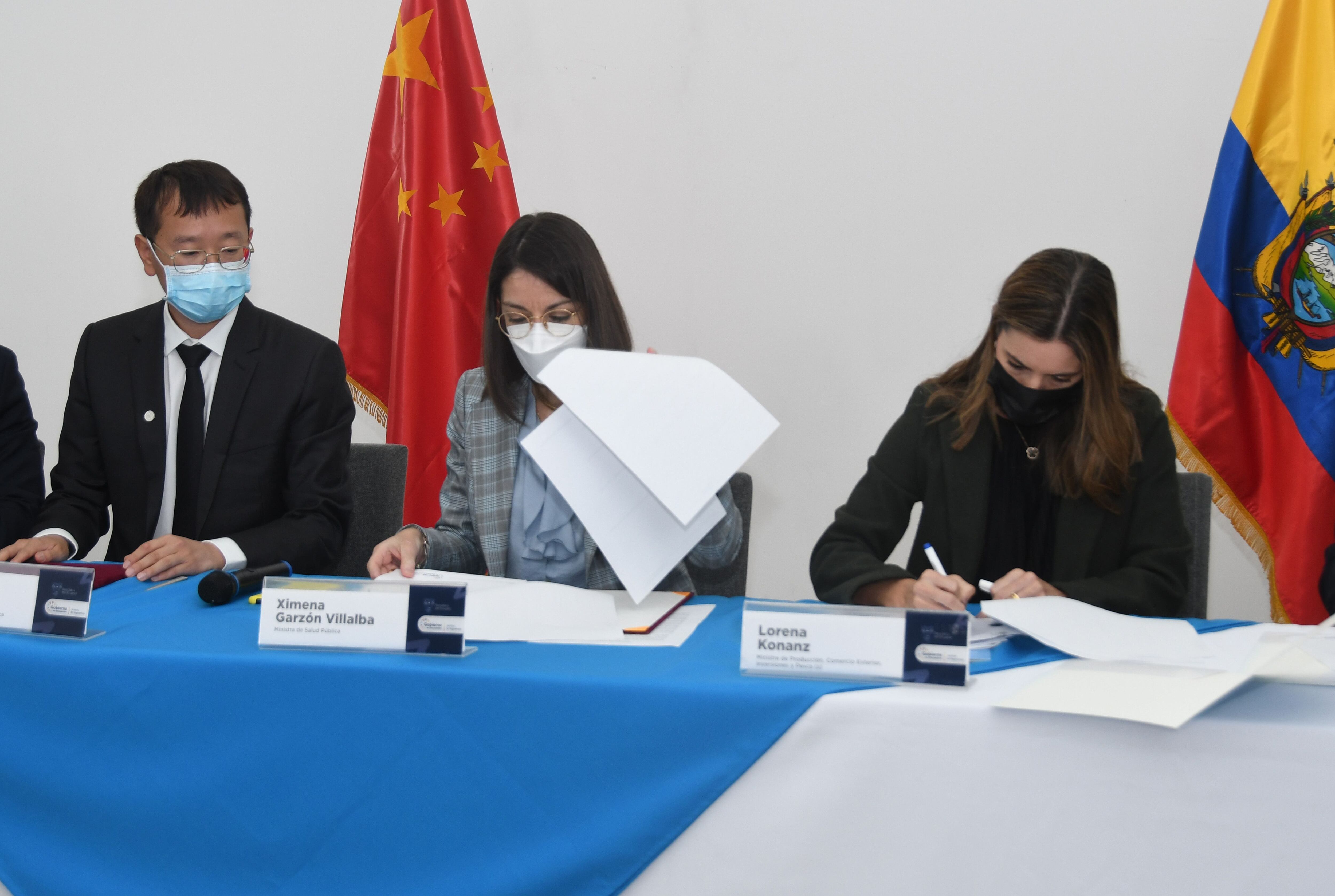 La ministra de Salud, Ximena Gárzon (c), el representantede Sinovac, Jack Tang y la ministra de la Producción, Lorena Konanz, asistierón a la firma de cooperación entre el Gobierno de Ecuador y la empresa china Sinovac. 