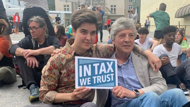 PHIL WHITE Los millonarios Marlene Engelhorn y Phil White en una protesta en Davos pidiendo impuestos más altos para los ricos el pasado mes de mayo, durante la celebración del Foro Económico Mundial.