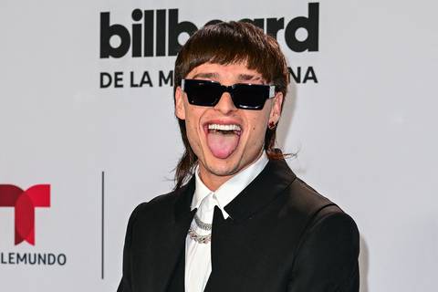 Peso Pluma llega al top 10 de canciones más vendidas de 2023, al lado de Miley Cyrus