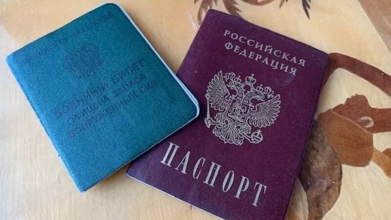 Pasaporte e identificación militar de Rusia.