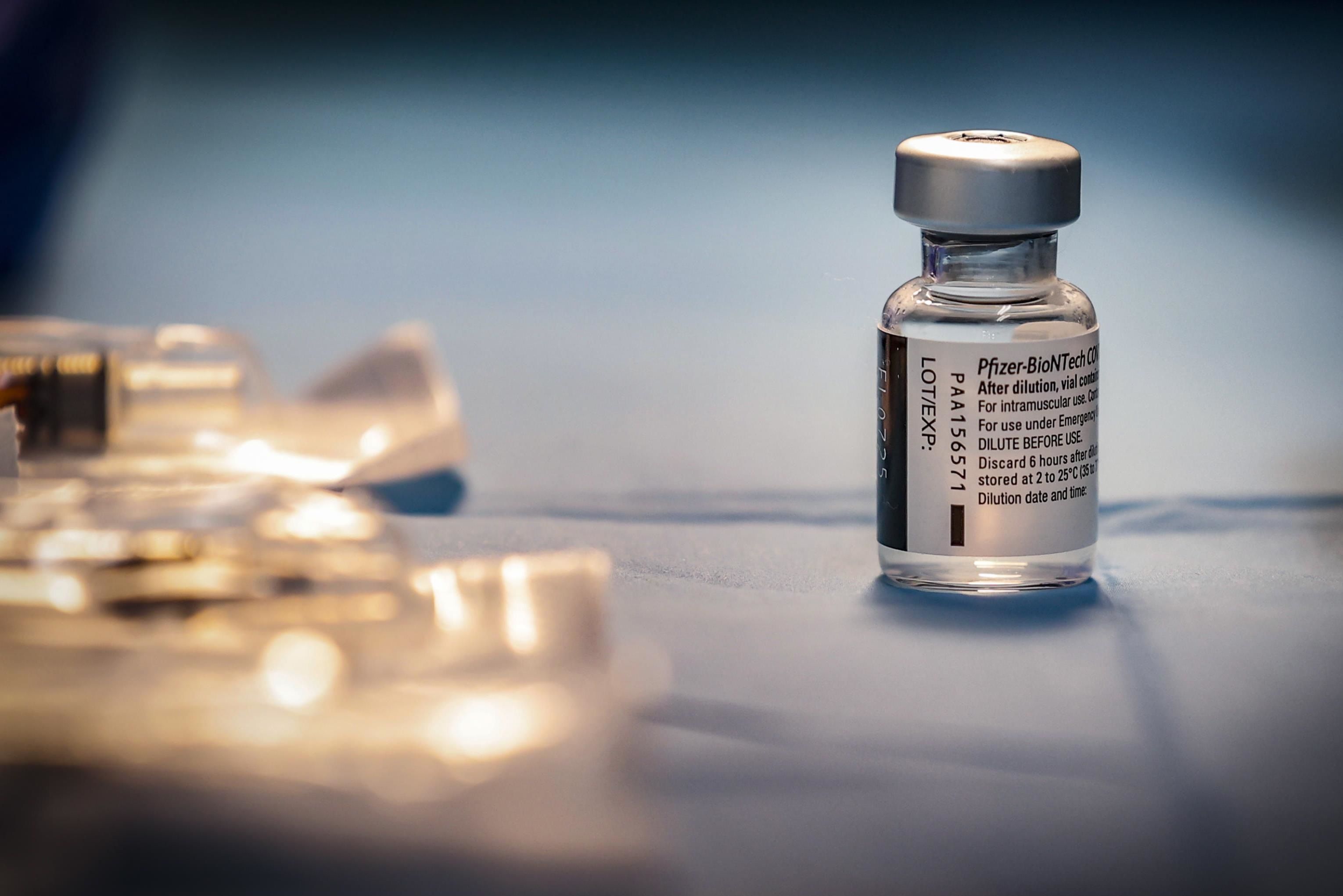 CDC de Estados Unidos dan aval para aplicar dosis de refuerzo de vacuna Pfizer a jóvenes de 16 y 17 años