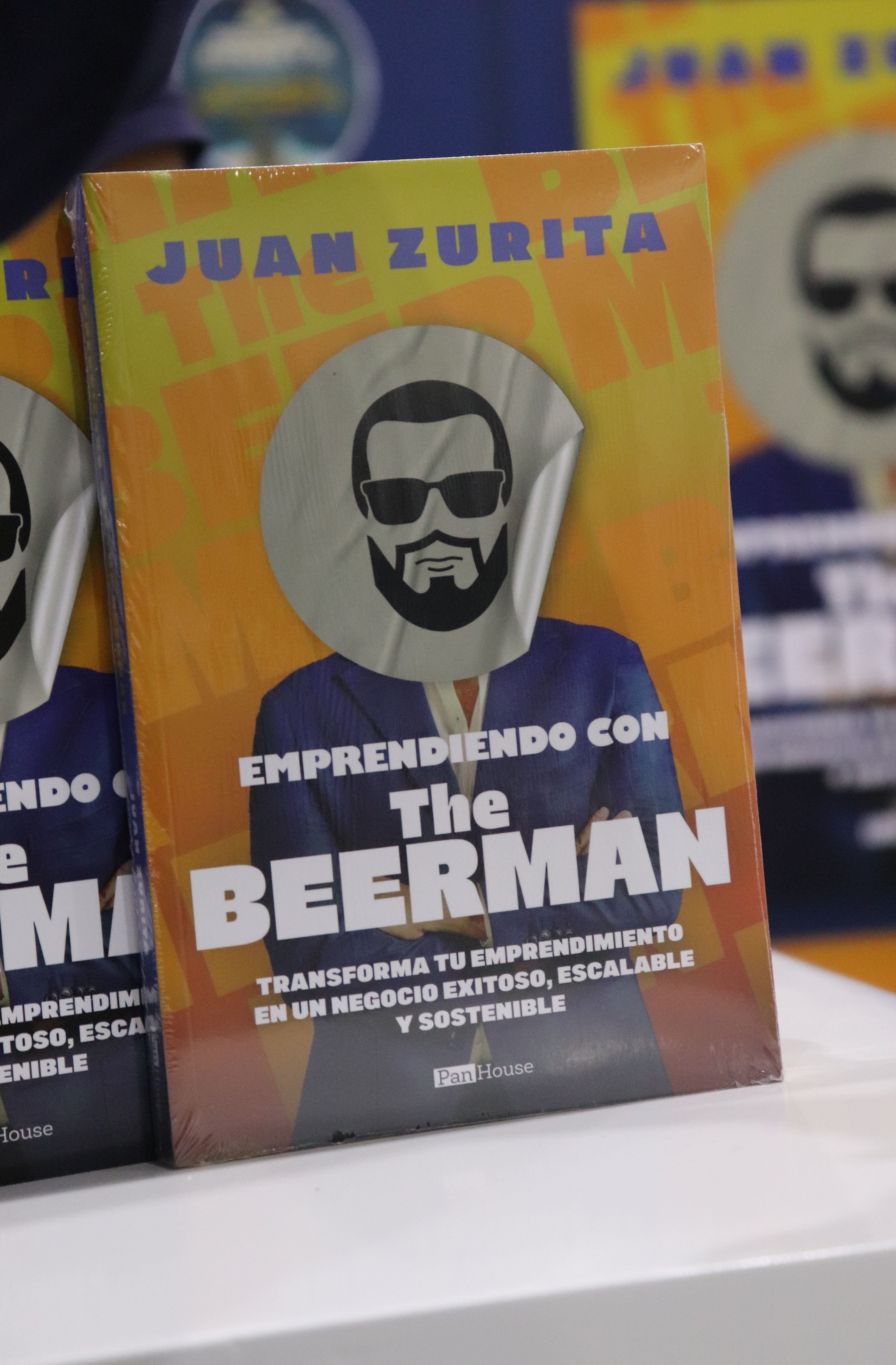 Juan Zurita participa en la Feria del Libro de Guayaquil con su primer libro 'Emprendiendo con The Beerman'.