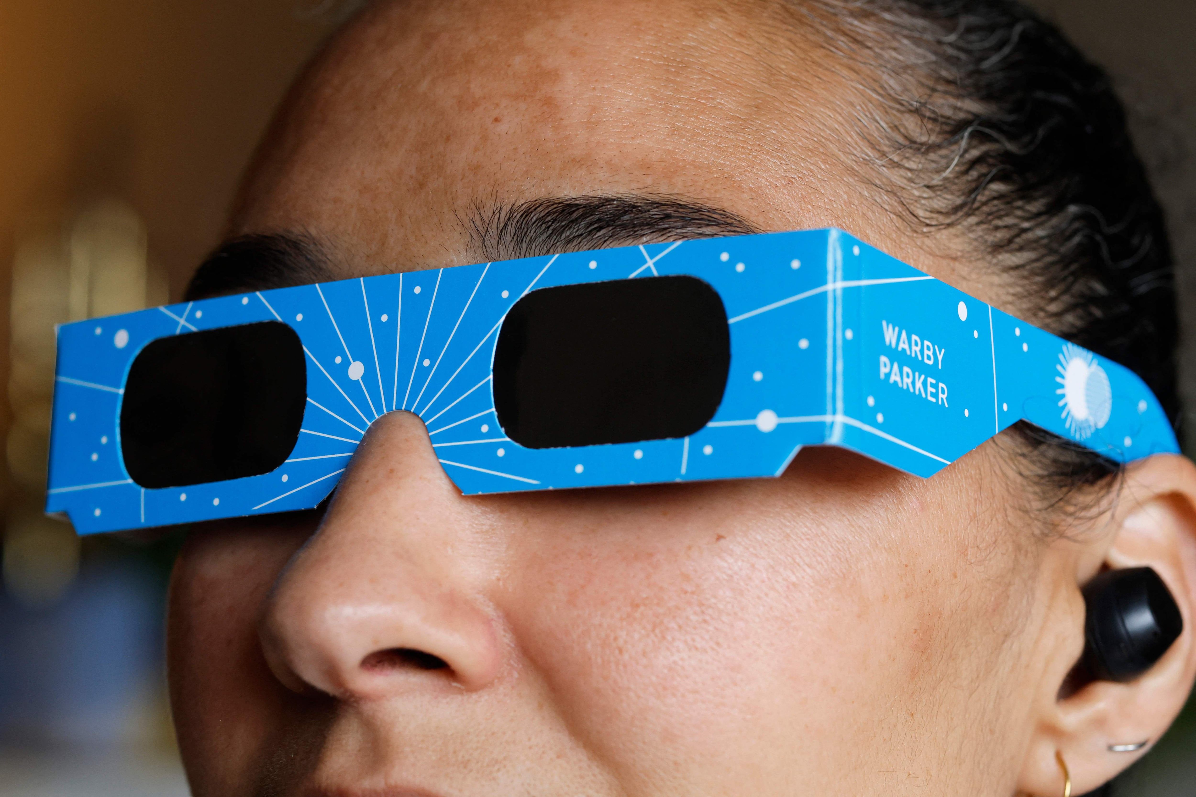 En Estados Unidos, la firma de anteojos Warby Parker está ofreciendo gafas gratuitas para ver el eclipse en todos sus locales. 