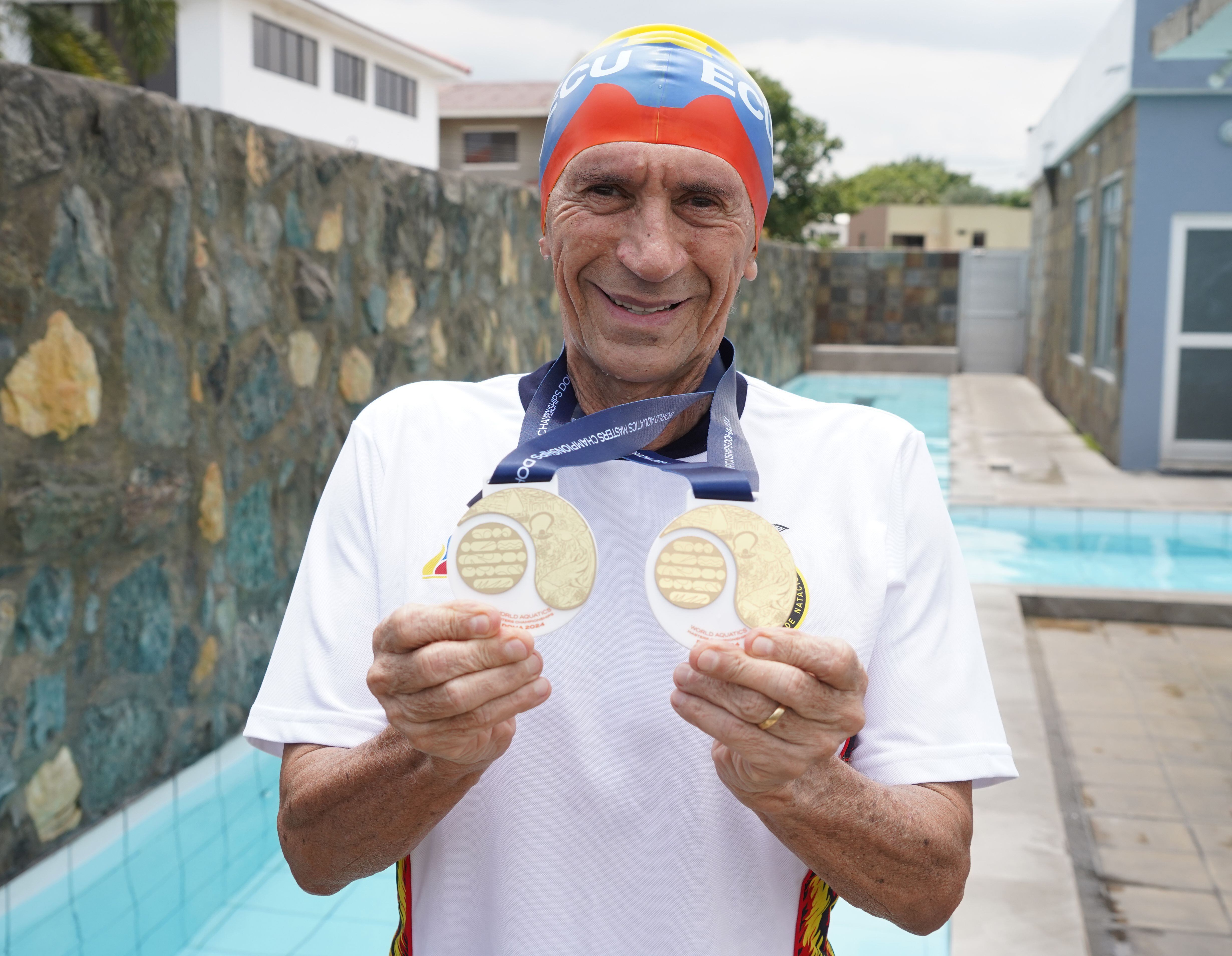 Bajaña es el primer bicampeón mundial de natación que tiene Emelec porque en febrero pasado se colgó la presea dorada en los 800 metros libres.