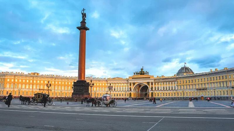 Palacio de Invierno al anochecer, San Petersburgo. GETTY IMAGES