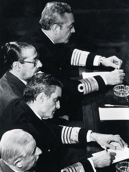GETTY IMAGES En el centro de la imagen dos de los comandantes más poderosos del gobierno militar, Rafael Videla (de lentes) y Emilio Massera (escribiendo).