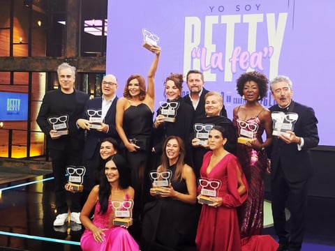 ‘Betty, la fea’ cumplió 25 años y sus actores los celebraron en un gran homenaje en Colombia