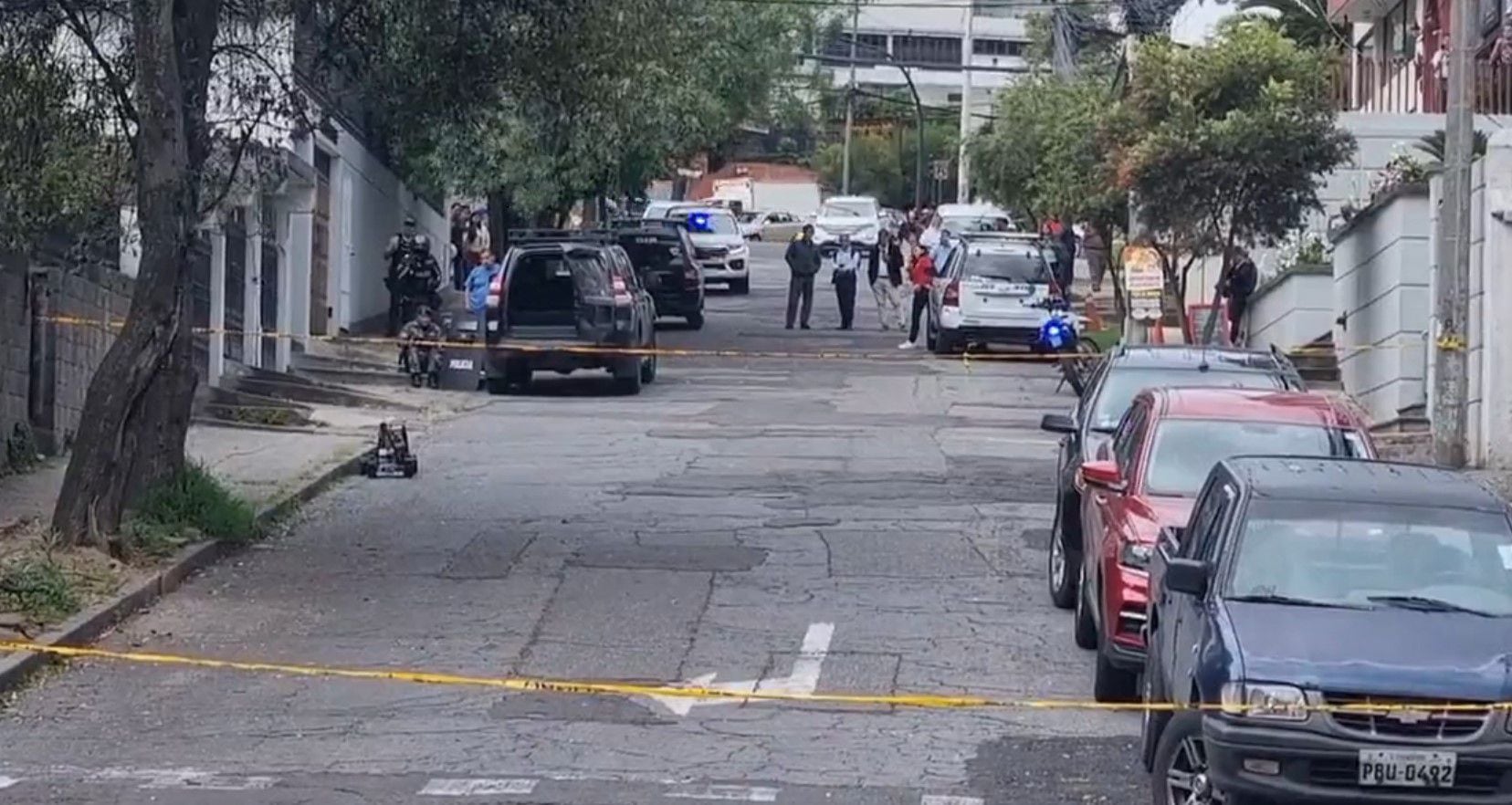 Equipo antiexplosivos revisa mochila abandonada cerca de la oficina del nuevo alcalde de Quito, Pabel Muñoz