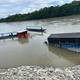 Gabarra y camión de carga se hundieron en embarcadero del río Napo