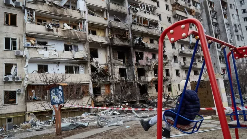 Edificio destruido por un bombardeo en la capital ucraniana, Kiev. Pierre Crom / Getty Images