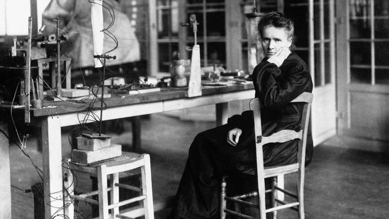 Marie Curie fue la primera persona en recibir dos premios Nobel en distintas especialidades, física y química, en 1903 y 1911 respectivamente.