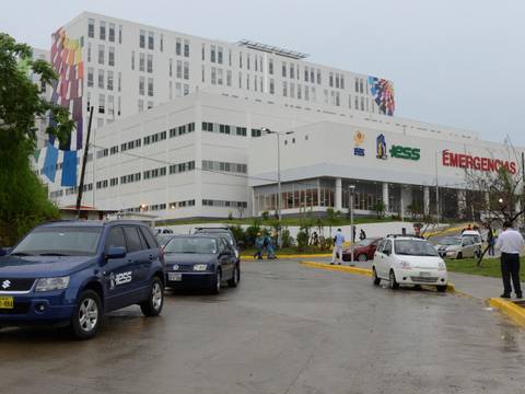 Hubo caos en el hospital de Los Ceibos porque balearon un vehículo cerca de ahí 